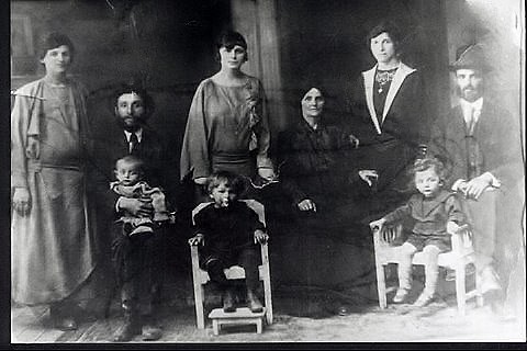 Apagy family photograph showing two intermarried Weisz-Feldman households, c.1922