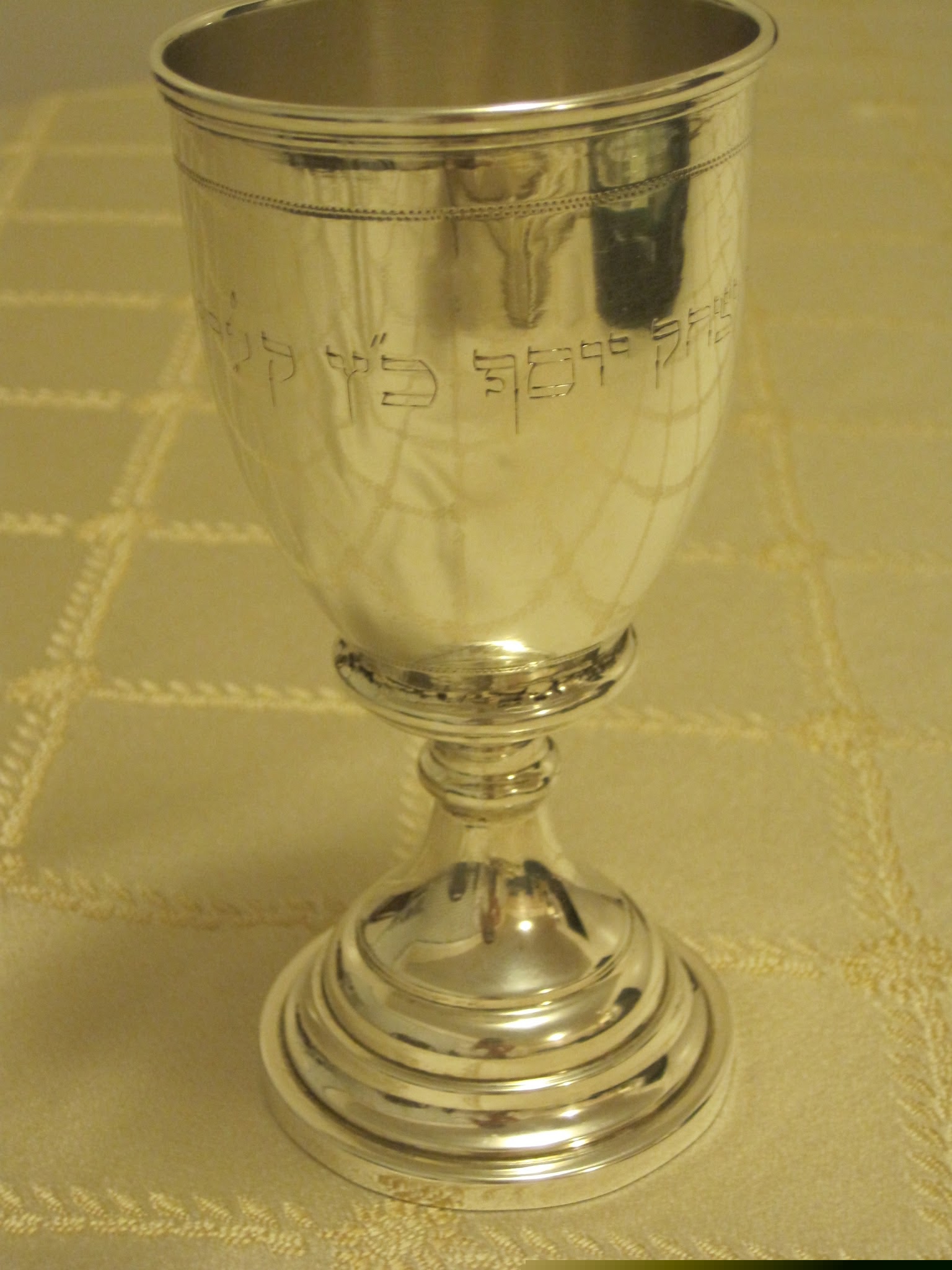 Close-up of Hebrew inscription on the becher: Yitzchok Yosef K"Z Klein
